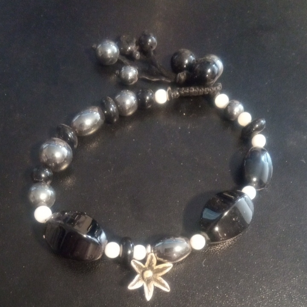 Elegant Black and White Beaded Bracelet